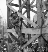 1951-1953, Warszawa, Polska
Marszałkowska Dzielnica Mieszkaniowa - robotnik montuje szyb windowy w pasie ochronnym
Fot. Irena Jarosińska, zbiory Ośrodka KARTA