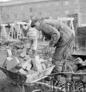 1951-1953, Warszawa, Polska
Marszałkowska Dzielnica Mieszkaniowa - robotnik ładuje cegły do taczki.
Fot. Irena Jarosińska, zbiory Ośrodka KARTA
