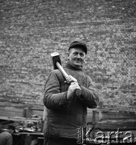 1951-1953, Warszawa, Polska
Marszałkowska Dzielnica Mieszkaniowa - robotnik na placu budowy
Fot. Irena Jarosińska, zbiory Ośrodka KARTA