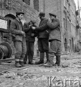 lata 50-te, Polska
Stare Miasto – grupa robotników w strojach ochronnych
Fot. Irena Jarosińska, zbiory Ośrodka KARTA