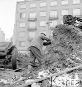1951-1953, Warszawa, Polska
Marszałkowska Dzielnica Mieszkaniowa - robotnik na placu budowy.
Fot. Irena Jarosińska, zbiory Ośrodka KARTA