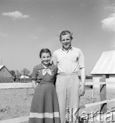 1953, Kokoszkowy, Polska
Para mieszkająca na terenie Rolniczego Zespołu Spółdzielni 
