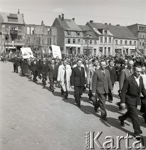 1.05.1954, Starogard Gdański, Polska
Pochód pierwszomajowy.
Fot. Irena Jarosińska, zbiory Ośrodka KARTA