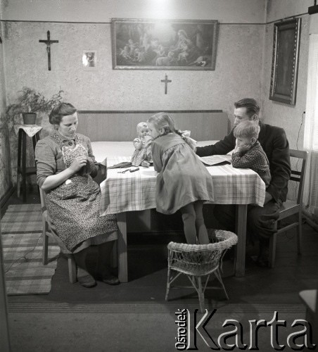 1953, Kokoszkowy, Polska
Oborowy z Rolniczego Zespołu Spółdzielni 