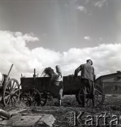 lata 50-te, Nieczajna, Polska
Mężczyzna i kobieta ładują na wóz obornik
Fot. Irena Jarosińska, zbiory Ośrodka KARTA