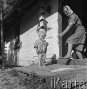 1953, Spółdzielnia Produkcyjna Dębno, okolice Łańcuta, Polska
Przy wiejskiej chacie.
Fot. Irena Jarosińska, zbiory Ośrodka KARTA