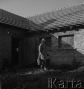 1953, Spółdzielnia Produkcyjna Dębno, okolice Łańcuta, Polska
Aniela Węgrzyn przy chlewni
Fot. Irena Jarosińska, zbiory Ośrodka KARTA
