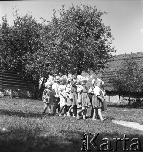 1953, Spółdzielnia Produkcyjna Dębno, okolice Łańcuta, Polska
Przedszkole
Fot. Irena Jarosińska, zbiory Ośrodka KARTA
