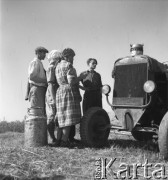 1953, Spółdzielnia Produkcyjna Dębno, okolice Łańcuta, Polska
Narada przy traktorze.
Fot. Irena Jarosińska, zbiory Ośrodka KARTA