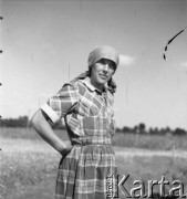 1953, Spółdzielnia Produkcyjna Dębno, okolice Łańcuta, Polska
Przewodnicząca LK (?) Paulina Kosior
Fot. Irena Jarosińska, zbiory Ośrodka KARTA