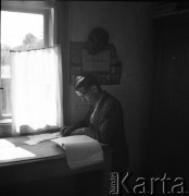 1953, Spółdzielnia Produkcyjna Dębno, okolice Łańcuta, Polska
Księgowy w biurze spółdzielni
Fot. Irena Jarosińska, zbiory Ośrodka KARTA