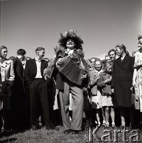 lata 50-te, Puck, Polska
Harmonista z dożynek na wystawie rolniczej
Fot. Irena Jarosińska, zbiory Ośrodka KARTA