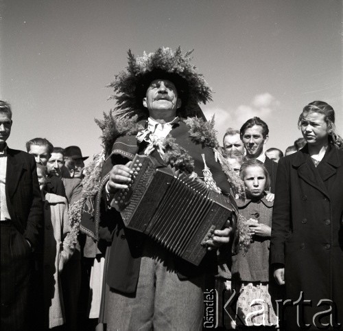 lata 50-te, Puck, Polska
Harmonista z dożynek na wystawie rolniczej
Fot. Irena Jarosińska, zbiory Ośrodka KARTA