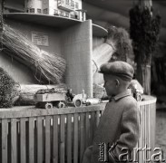 lata 50-te, Malbork, Polska
Chłopiec ogląda stoisko na wystawie rolniczej
Fot. Irena Jarosińska, zbiory Ośrodka KARTA
