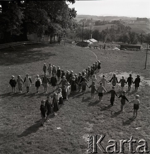 lata 50-te, Libertowa, Polska
Gimnastyka na trawniku przed szkołą
Fot. Irena Jarosińska, zbiory Ośrodka KARTA