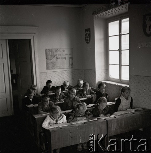 lata 50-te, Libertowa, Polska
Dzieci w ławkach szkolnych. Z tyłu plakat z napisem 