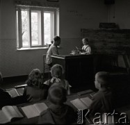 lata 50-te, Libertowa, Polska
Uczennica odpowiada przy katedrze
Fot. Irena Jarosińska, zbiory Ośrodka KARTA