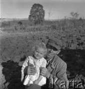 lata 50., Libertowa, Polska
Ojciec z córką
Fot. Irena Jarosińska, zbiory Ośrodka KARTA