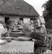 lata 50-te, Wilczków, Polska
Dzieci podczas posiłku
Fot. Irena Jarosińska, zbiory Ośrodka KARTA