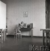 lata 50-te, Olszewka, Polska
Chłopiec przy stoliku z książkami
Fot. Irena Jarosińska, zbiory Ośrodka KARTA
