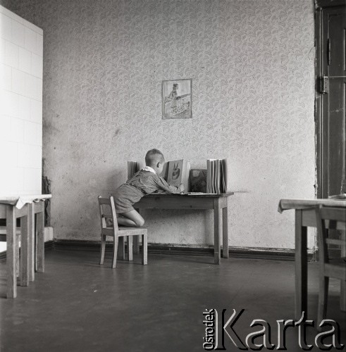 lata 50-te, Olszewka, Polska
Chłopiec przy stoliku z książkami
Fot. Irena Jarosińska, zbiory Ośrodka KARTA