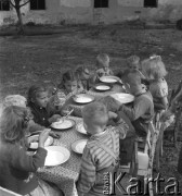 lata 50., Wilczków, Polska
Dzieci przy stole
Fot. Irena Jarosińska, zbiory Ośrodka KARTA