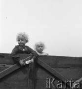 lata 50., Olszewka, Polska
Dzieci oborowego
Fot. Irena Jarosińska, zbiory Ośrodka KARTA