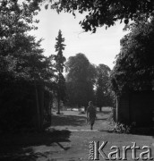 lata 50., Olszewka, Polska
Kucharka w parku w drodze na zakupy
Fot. Irena Jarosińska, zbiory Ośrodka KARTA