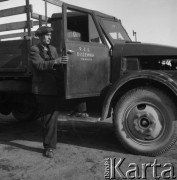 lata 50., Olszewka, Polska
Szofer w samochodzie
Fot. Irena Jarosińska, zbiory Ośrodka KARTA