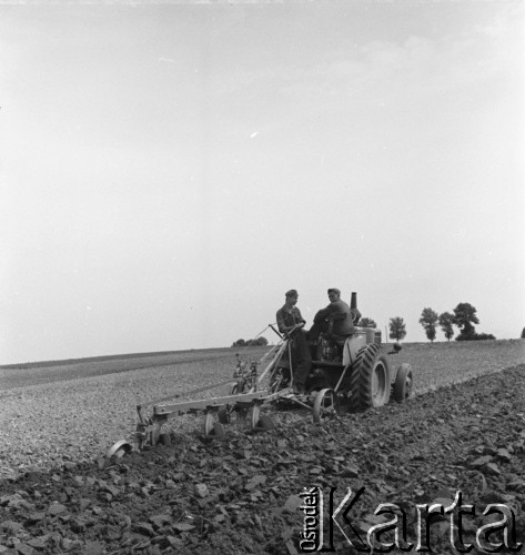 lata 50., Olszewka, Polska
Traktor w polu
Fot. Irena Jarosińska, zbiory Ośrodka KARTA