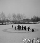 lata 50-te, Stara Wieś, Polska
Dzieci bawia się na lodzie 
Fot. Irena Jarosińska, zbiory Ośrodka KARTA