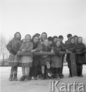 lata 50-te, Stara Wieś, Polska
Grupa dzieci 
Fot. Irena Jarosińska, zbiory Ośrodka KARTA