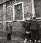 lata 50-te, Polska
PGR Rola - dzieci przed dawnymi czworakami
Fot. Irena Jarosińska, zbiory Ośrodka KARTA