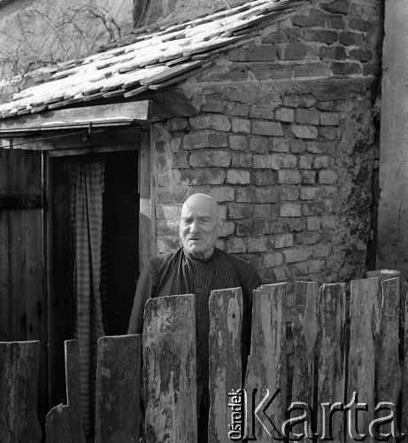lata 50-te, Stara Wieś, Polska
Starszy mężczyzna za płotem
Fot. Irena Jarosińska, zbiory Ośrodka KARTA