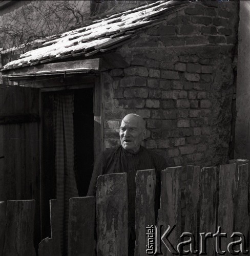 lata 50-te, Stara Wieś, Polska
Starszy mężczyzna za płotem
Fot. Irena Jarosińska, zbiory Ośrodka KARTA