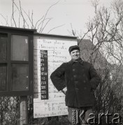 lata 50-te, Polska
Kierownik PGR Rola przed tablicą planu
Fot. Irena Jarosińska, zbiory Ośrodka KARTA