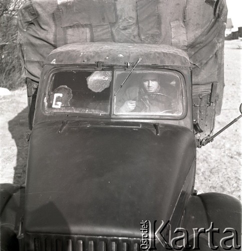lata 50-te, Polska
Szofer w ciężarówce (okolice PGR Rola)
Fot. Irena Jarosińska, zbiory Ośrodka KARTA