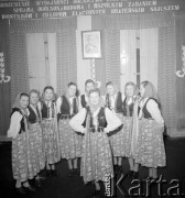 1954, Kokoszkowy, Polska
Zespół taneczny z Rolniczego Zespołu Spółdzielni 