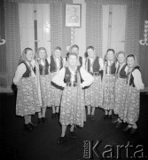 1954, Kokoszkowy, Polska
Zespół taneczny z Rolniczego Zespołu Spółdzielni 