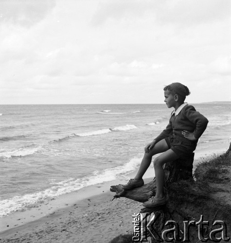lata 50-te, Ustka, Polska
Syn Ireny Jarosińskiej Marek nad morzem.
Fot. Irena Jarosińska, zbiory Ośrodka KARTA