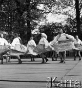lata 50-te, Powsin, Polska
Wstęp zespołu ludowego Metro
Fot. Irena Jarosińska, zbiory Ośrodka KARTA