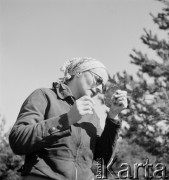 maj 1953, Radość, Polska
Krystyna Małek (szwagierka Ireny Jarosińskiej) maluje usta 
Fot. Irena Jarosińska, zbiory Ośrodka KARTA