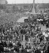 22.07.1953, Warszawa, Polska
Zabawa na Rynku Mariensztackim
Fot. Irena Jarosińska, zbiory Ośrodka KARTA