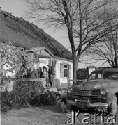 1953, Czuryły, Polska
Mieszkańcy przed budynkiem Rady Gminy  
Fot. Irena Jarosińska, zbiory Ośrodka KARTA