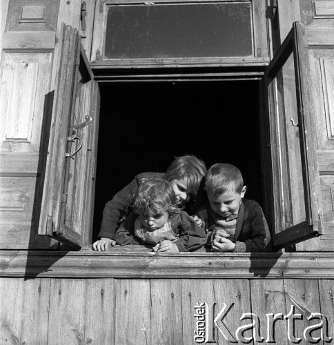lata 50-te, okolice Siedlec, Polska
Dzieci w oknie.
Fot. Irena Jarosińska, zbiory Ośrodka KARTA