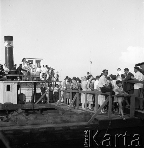 1953, Warszawa, Polska
Ludzie na statku
Fot. Irena Jarosińska, zbiory Ośrodka KARTA