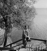 1953, Puck, Polska
Edmund Antkowiak odpoczywa nad Zatoką Pucką 
Fot. Irena Jarosińska, zbiory Ośrodka KARTA