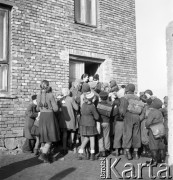 lata 50-te, okolice Rawy Mazowieckiej, Polska
Dzieci przed budynkiem szkoły
Fot. Irena Jarosińska, zbiory Ośrodka KARTA.