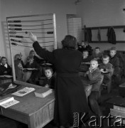 lata 50-te, Siennica, Polska
Lekcja matematyki w szkole.
Fot. Irena Jarosińska, zbiory Ośrodka KARTA.