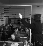 lata 50-te, Siennica, Polska
Lekcja matematyki w szkole.
Fot. Irena Jarosińska, zbiory Ośrodka KARTA.